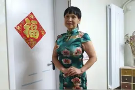儿媳为婆婆化妆“城市美容师”自己也要美美哒图片