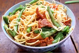 河南人夏天最爱的蒸面条，3个技巧做出的面条不干不粘，还超入味图片