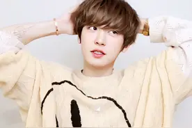EXO成员朴灿烈穿米黄色笑脸毛衣搭黑T，奶乎乎的小可爱，谁不爱呢图片