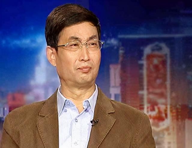 毒舌主持人万峰走红,有听众专门找骂,如今74岁仍担当情感主播