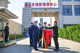 消防员深入火场背救老者  家人送锦旗感谢图片