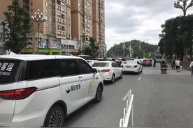 天朗气清，贵阳阿哈湖湿地公园游人如织，但仍有不文明现象图片