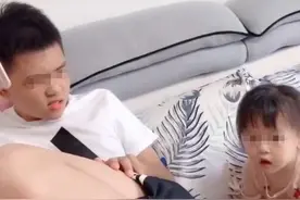 妹妹把小脚塞进哥哥嘴里，哥哥满脸嫌弃却没有发火，简直太宠溺了图片