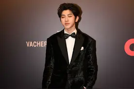 蔡徐坤穿着西装就像小王子，贵气时尚不失潮流感图片