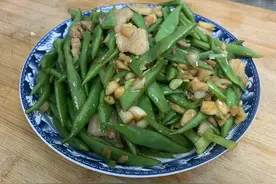 在家炒豆角难熟？大厨教你正确做法，保证豆角不夹生，鲜嫩又入味图片