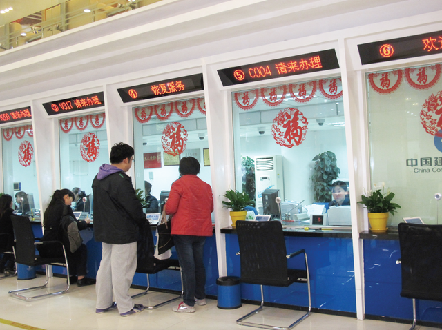 银行卡也不是什么稀奇的事了,无论手中是否有钱,人们都喜欢去办银行卡