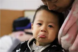 动不动就爱哭和强忍着不哭的孩子，谁长大更有出息？挺出乎意料的图片