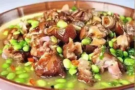 美食推荐：青豆烧腊蹄，龙筋爆烧小肠，辣炒年糕，炝辣莴笋图片