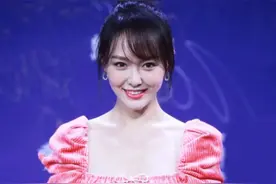 唐嫣这平板身材真养眼，土味条绒裙也穿出时髦感，37岁嫩成17岁图片
