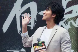 44岁男神言承旭宣传新戏，状态超好，网友：每根头发都有它的位置图片
