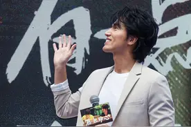 44岁男神言承旭宣传新戏，状态超好，网友：每根头发都有它的位置图片