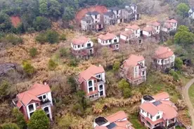 南昌梅岭烂尾别墅群，依山而建却荒废了16年，成为流浪汉的住宿？图片