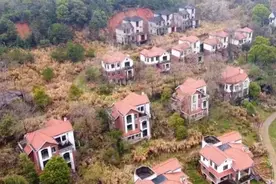 南昌梅岭烂尾别墅群，依山而建却荒废了16年，成为流浪汉的住宿？图片