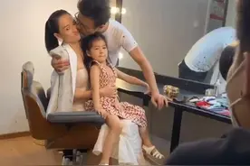 汪峰带女儿探班章子怡，献吻捏肩好甜蜜，女儿却成了“电灯泡”图片