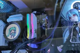 日本网友定做初音主题电脑，不仅有公主殿下的手办，还能动图片
