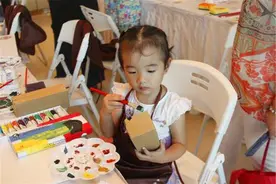 5岁孩子画全家福作业，老师怀疑心理不健康，家长的解释令人笑抽图片