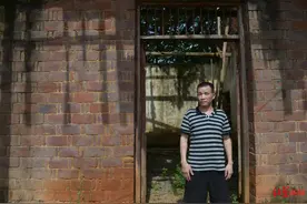 27年后改判无罪回家，张玉环没扶瘫地痛哭的前妻，儿子狠推了他一把：“我见不得母亲受半点委屈”图片