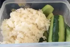 近期刮起了“炫穷风”，九菜一汤笑到劈叉，看到泡面：谁能受得了图片