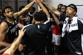 首秀爆发！32分14板6助！杜兰特：NBA联盟中没人能防得住他图片