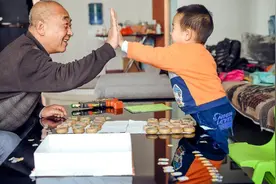 “总来我家蹭饭羞不羞？”姥爷逗外孙，孩子的童言稚语让老人心寒图片