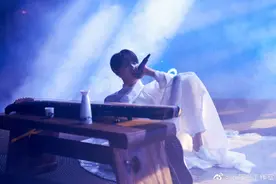 张艺兴古风造型仙气十足，一身白衣长袍一壶清酒一把古琴图片