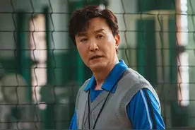 57岁吴刚携妻现身！全程形影不离还戴情侣帽，结婚29年仍甜蜜图片