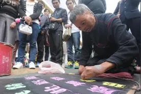 街头乞丐苦练10年粉笔字，方正字库上门求购，从此改变人生命运图片