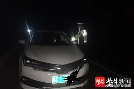 酒气侧漏！男子驾车在高速上睡觉，被查后让民警“别吵吵，让我睡会再说”图片
