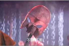 美女折磨男子，刚刚出炉的铁面具，直接放在脸上！