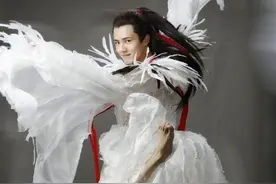知名男星 穿古装跳芭蕾，转体180度，这也太“媚”了吧！图片