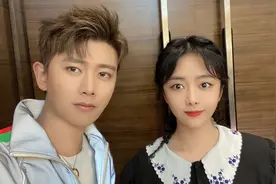 《锦衣之下》未播花絮，谭松韵抱猫手酸，任嘉伦：练练抱孩子图片