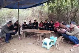 全抓！14名男女躲在野外干这事被警方一锅端图片