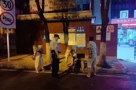 黄石一男子与朋友聚餐醉酒后，昏睡路边，把马路当成床铺呼呼大睡...图片