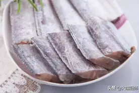 干炸带鱼时，有人用淀粉，有人用面粉，都不对！教你正确做法，香图片