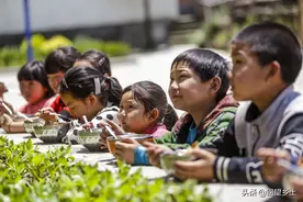 豫西山村学校孩子们的午餐：大米饭加杂烩菜孩子们吃得津津有味图片