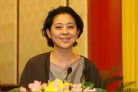 央视一姐倪萍，被曝移民美国，她力惩谣言传播者，最后她为何败诉图片