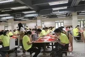 东莞石碣最大的电子厂，工厂变化到底有多大，员工都是这样去上班图片