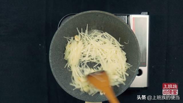 怎样把土豆丝炒的又香又脆？只需一点小技巧，味道比饭店还好吃