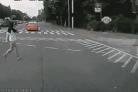 青岛崂山区这个路口：闯红灯？大屏幕曝光！脸不脸红？图片