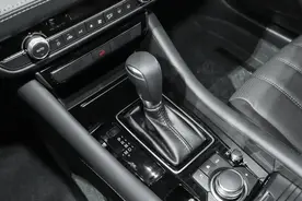 自动驻车鸡肋且伤车？老司机说等红灯要挂N档？图片