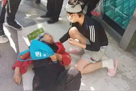 90后女兵跪地救人，网友：年轻人好样的图片