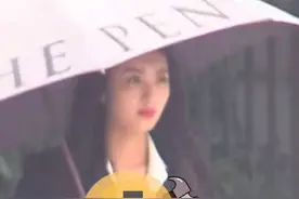 知名女星被批没素质！马路中间拍照影响交通，车辆擦身而过太惊险图片