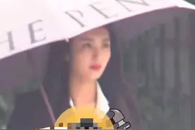 知名女星被批没素质！马路中间拍照影响交通，车辆擦身而过太惊险图片
