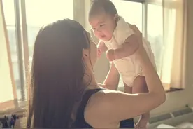 抱娃是个技术活！图解5个正确抱娃姿势，不伤妈妈肩颈对宝宝好图片