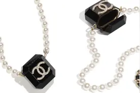 用料不及一个包的边角料，香奈儿最新耳机保护套竟卖1万7！连爱马仕都显得良心了图片