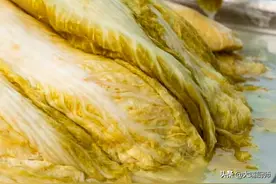 腌酸菜不能只加盐，教你3个技巧，酸菜又酸又脆又香，放1年没问题图片