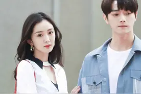 杨幂和许凯拍吻戏，两人多次笑场，结束后许凯三次拿纸擦嘴图片