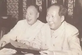 陈毅在开国大典上偷偷抽烟，被摄影师无意间拍下来图片