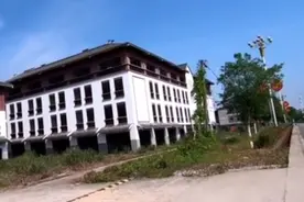 福建“荒芜”烂尾楼：废料遍地，杂草丛生，成了流浪汉的“豪宅”图片