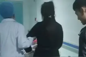 湖南一女子15分钟生完孩子，从容走出产房自己穿鞋，家人都看懵了图片
